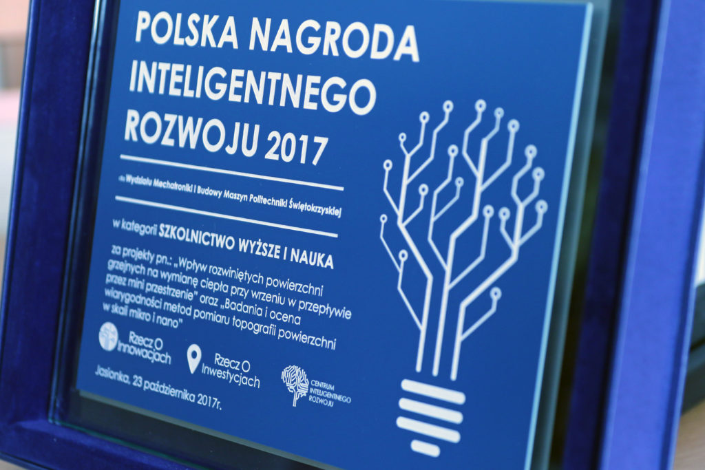 Polska Nagroda Inteligentnego Rozwoju 2017. Kluczowe obiekty: tablica z tekstem, symbol żarówki z obwodem drukowanym.