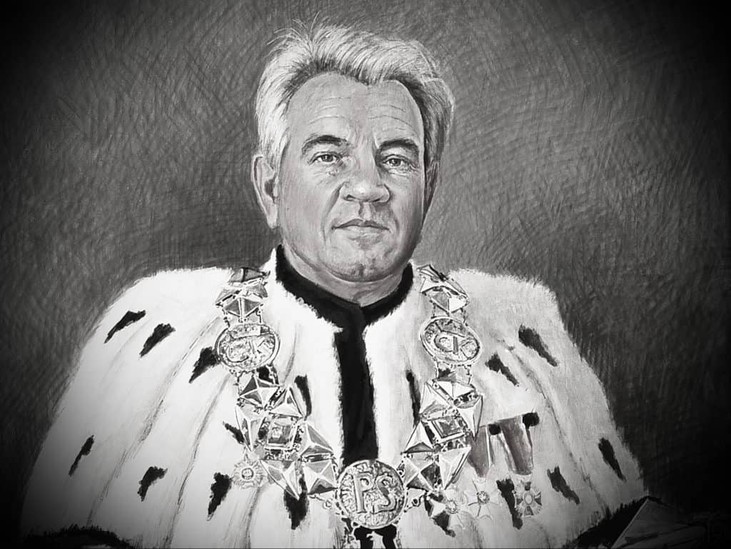 Portret mężczyzny w futrzanym płaszczu i łańcuchu z medalionami. Kluczowe obiekty: mężczyzna, futro, łańcuch, medaliony.