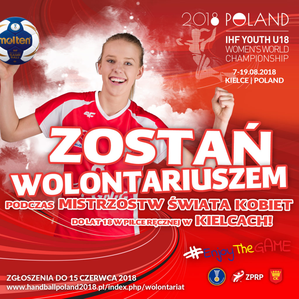 Młoda kobieta z piłką ręczną zachęca do wolontariatu na Mistrzostwach Świata U18 w Piłce Ręcznej Kobiet w Kielcach.