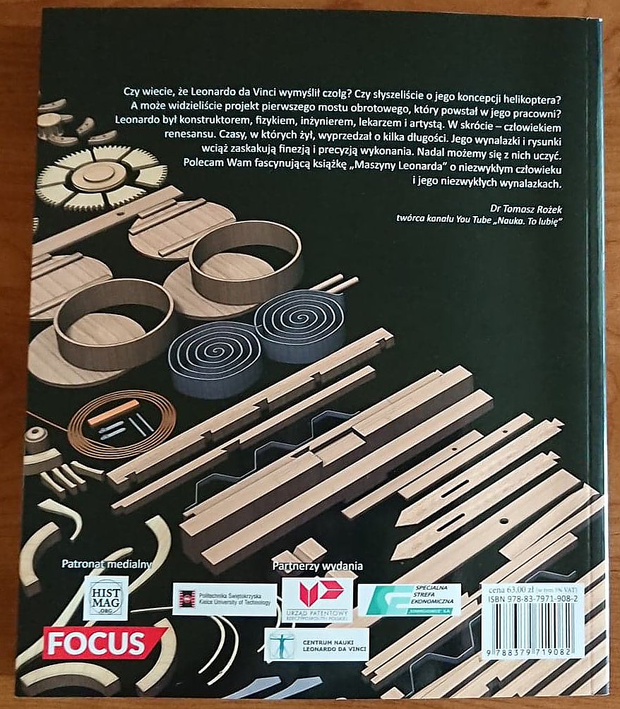 Drewniane modele mechanizmów, koła zębate, sprężyny. Kontekst: książka o wynalazkach Leonarda da Vinci.