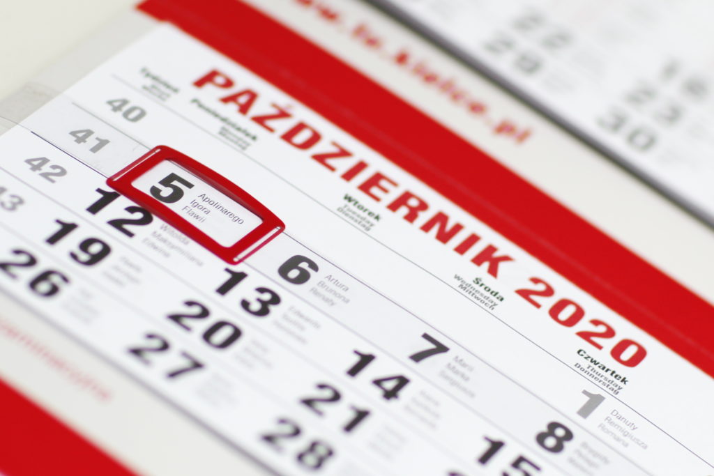 Kalendarz na październik 2020. Zaznaczony 5 dzień miesiąca. Kluczowe obiekty: kalendarz, data, nazwy dni tygodnia.