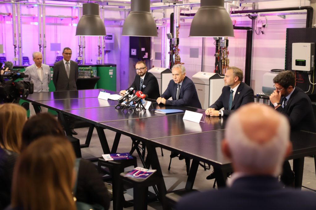 Konferencja prasowa w nowoczesnym laboratorium.