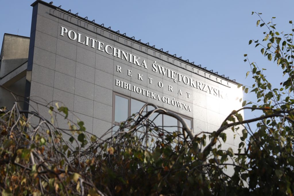 Budynek Politechniki Świętokrzyskiej z napisem 