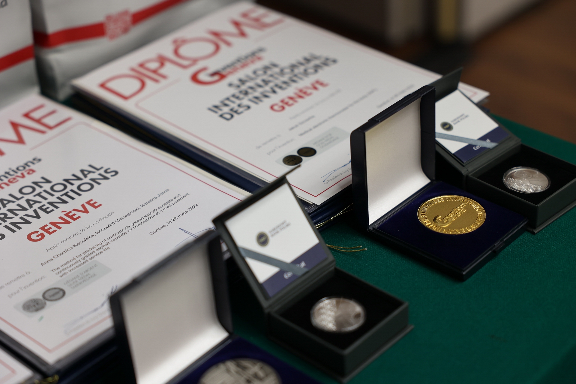 Studenci-wynalazcy nagrodzeni medalami podczas wystawy IWIS 2022