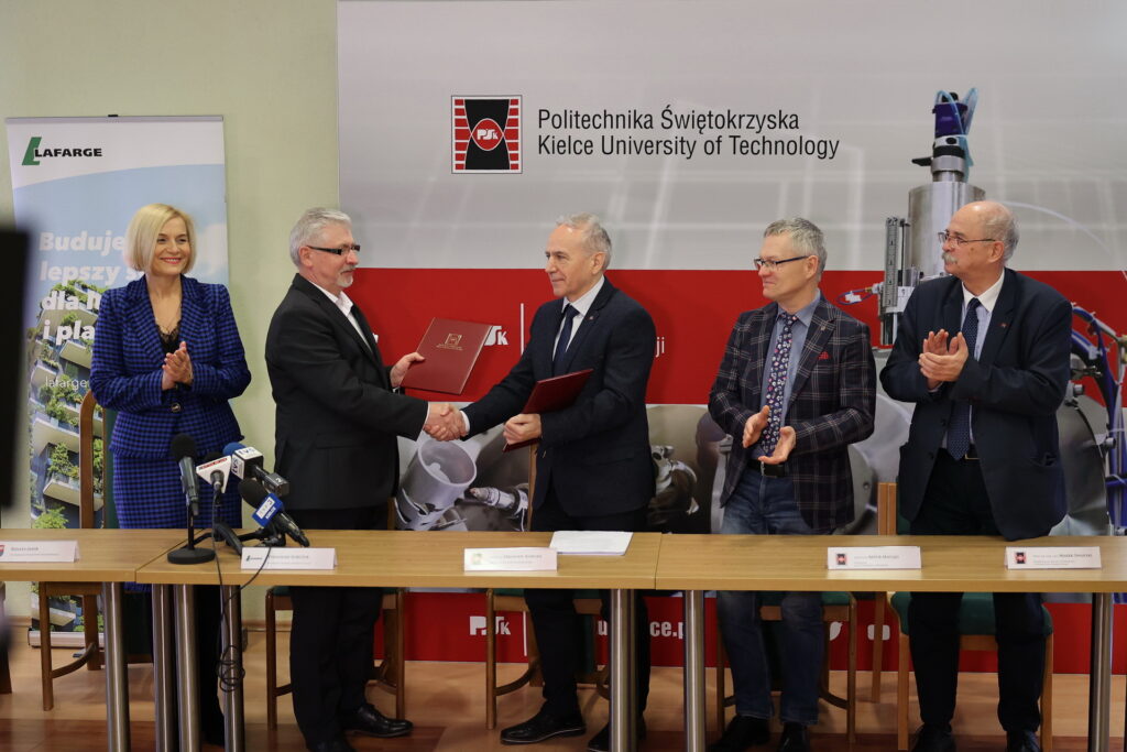 Podpisanie umowy między Politechniką Świętokrzyską a Lafarge. Kluczowe obiekty: ludzie, dokumenty, mikrofony.