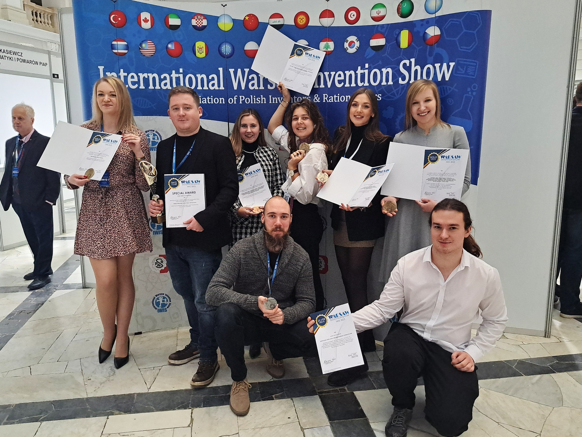 Studenci-wynalazcy nagrodzeni medalami podczas wystawy IWIS 2023