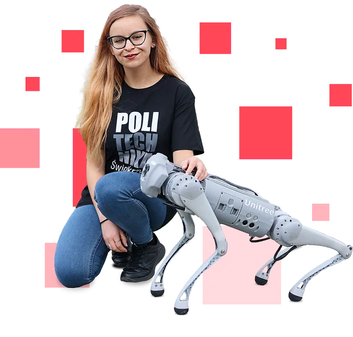 Kobieta w okularach i koszulce z napisem "POLITECHNIKA" klęczy obok robota-psa.