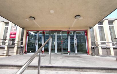 Postęp prac przy modernizacji wejść w budynkach uczelni