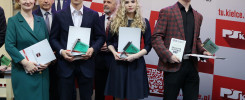 Osoby odbierają nagrody na tle logo Politechniki Świętokrzyskiej. Kluczowe obiekty: ludzie, nagrody, dokumenty.
