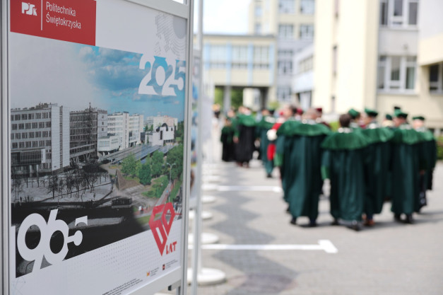 Plakat Politechniki Świętokrzyskiej z budynkami i rokiem 2025. W tle grupa osób w togach.