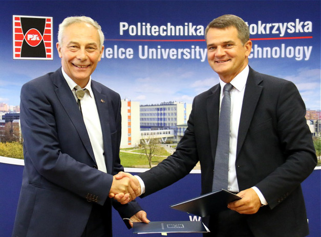 Dwóch mężczyzn w garniturach ściska sobie dłonie. W tle logo Politechniki Opolskiej i budynek uniwersytecki.