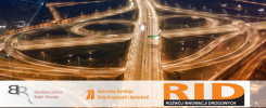 Nocny widok węzła autostradowego z oświetlonymi pasami ruchu. Loga NCBR, GDDKiA i RID.