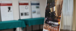 Plakat z młotkiem sędziowskim i książkami. Kontekst: seminarium prawnicze.