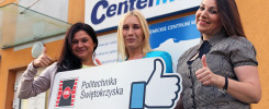 Trzy kobiety trzymają tabliczkę z napisem "Politechnika Świętokrzyska" i symbolem kciuka w górę.