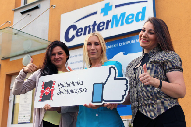 Trzy kobiety trzymają tabliczkę z napisem "Politechnika Świętokrzyska" i symbolem kciuka w górę.