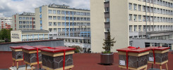 Na dachu znajdują się ule. W tle budynki Politechniki Świętokrzyskiej.