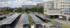Parking z panelami słonecznymi przed budynkiem Politechniki Świętokrzyskiej.