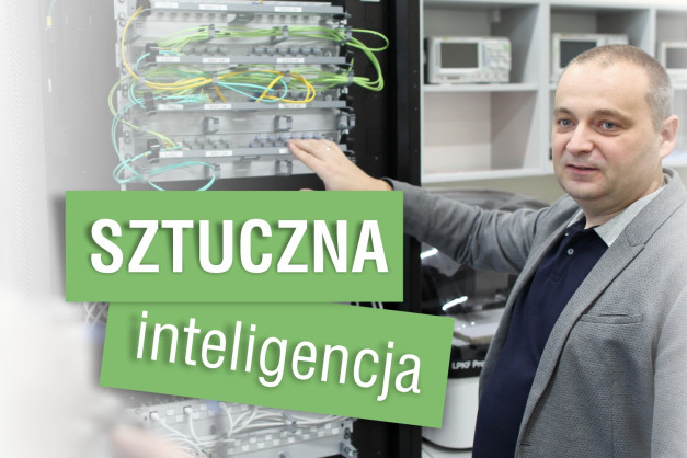 Mężczyzna w szarym garniturze wskazuje na serwerownię z kablami. Napisy "SZTUCZNA inteligencja".