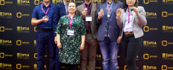 Osoby z medalami na tle logotypów IFIA i Palexpo. Kontekst: wydarzenie związane z innowacjami.