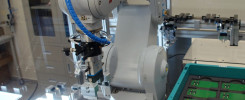 Robot przemysłowy Mitsubishi Electric MELFA RV-4FL-D z chwytakiem Festo.