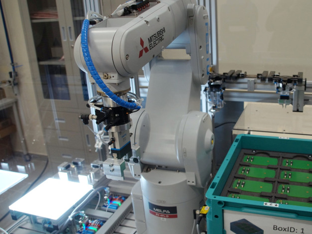 Robot przemysłowy Mitsubishi Electric MELFA RV-4FL-D z chwytakiem Festo.