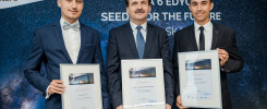 Trzech mężczyzn w garniturach odbiera dyplomy. Kontekst: wydarzenie związane z programem "Seeds for the Future".