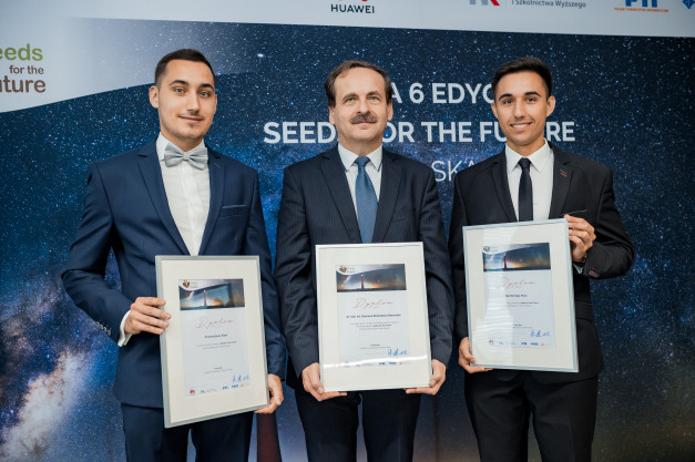 Trzech mężczyzn w garniturach odbiera dyplomy. Kontekst: wydarzenie związane z programem "Seeds for the Future".