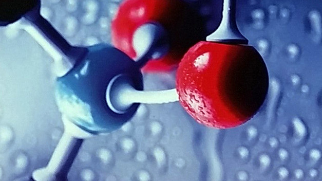 Model molekularny z czerwonymi i niebieskimi kulkami połączonymi białymi prętami. Kontekst naukowy, chemiczny.