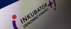 Logo "INKUBATOR INNOWACYJNOŚCI" z fioletowym znakiem plus i czerwoną kropką.