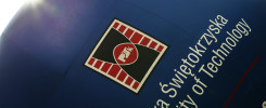 Niebieska kula z logo Politechniki Świętokrzyskiej. Obiekty: kula, logo, napis. Kontekst: uczelnia.