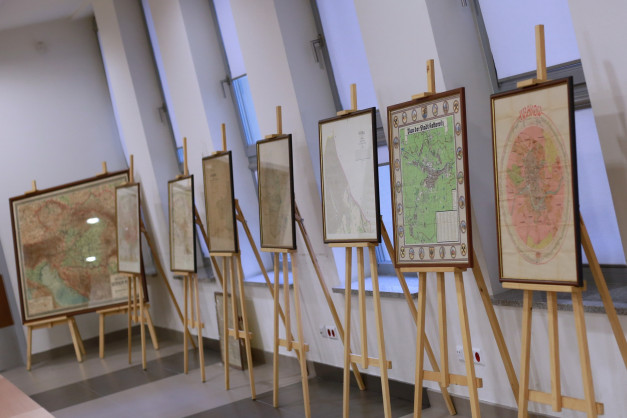 Wystawa starych map na sztalugach. Widoczne mapy Krakowa, Katowic i innych regionów.
