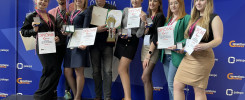 Grupa osób z dyplomami i medalami na 48. Międzynarodowej Wystawie Wynalazków w Genewie.