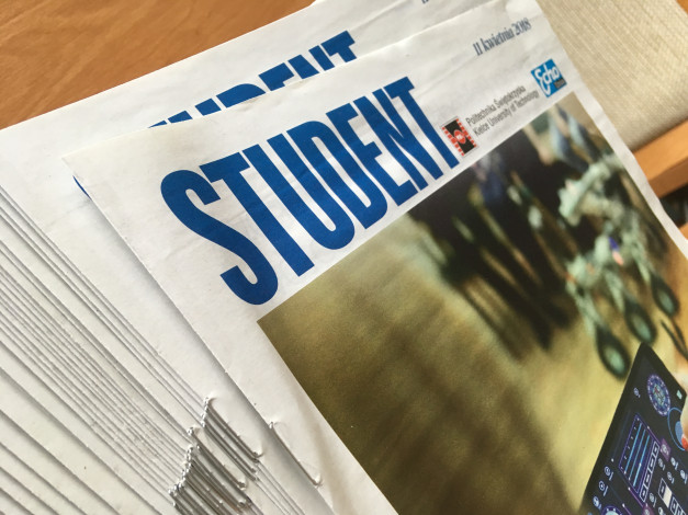 Gazeta "STUDENT" z datą 11 kwietnia 2018. Widoczne logo Politechniki Świętokrzyskiej.