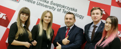 Pięć osób stoi przed ścianą z logo Politechniki Świętokrzyskiej.