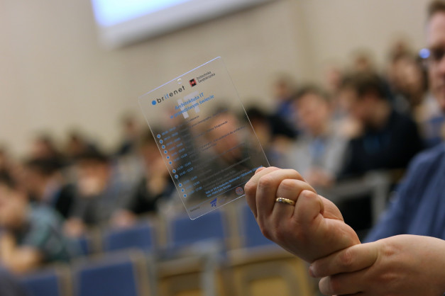 Przezroczysta karta z harmonogramem konferencji "Architektura IT w prawdziwym świecie" na Politechnice Świętokrzyskiej.