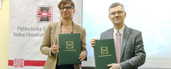 Dwie osoby trzymają zielone teczki z logo Politechniki Świętokrzyskiej. Kontekst: wydarzenie uczelniane.