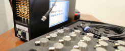 System Micro-II Express Digital AE z czujnikami i kablami. Kontekst: sprzęt laboratoryjny.