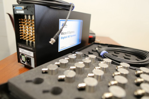 System Micro-II Express Digital AE z czujnikami i kablami. Kontekst: sprzęt laboratoryjny.
