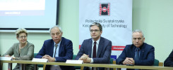Cztery osoby siedzą przy stole. Na ekranie widnieje logo Politechniki Świętokrzyskiej.