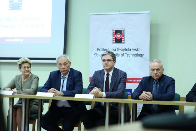 Cztery osoby siedzą przy stole. Na ekranie widnieje logo Politechniki Świętokrzyskiej.