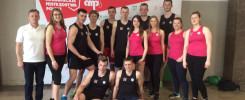 Grupa sportowców pozuje do zdjęcia na tle banera "Akademickie Mistrzostwa Polski".