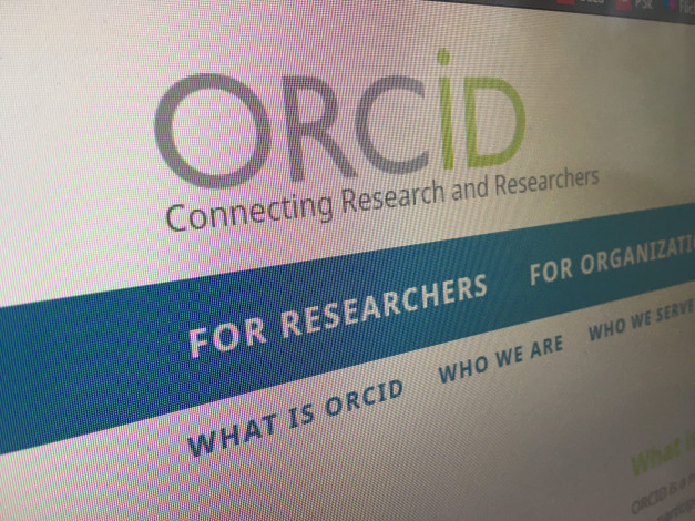 Logo ORCID z hasłem "Connecting Research and Researchers". Widoczne sekcje "FOR RESEARCHERS" i "FOR ORGANIZATIONS".