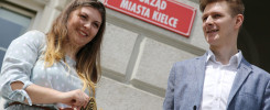 Młoda kobieta i mężczyzna trzymają złoty klucz przed budynkiem z napisem "Urząd Miasta Kielce".