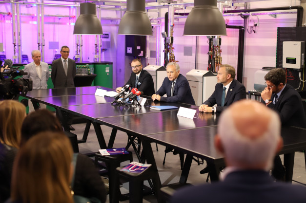 Konferencja prasowa w nowoczesnym laboratorium.