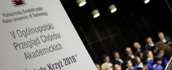 Baner z logo Politechniki Świętokrzyskiej i napisem "V Ogólnopolski Przegląd Chórów Akademickich „Święty Krzyż 2018”".
