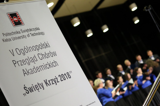 Baner z logo Politechniki Świętokrzyskiej i napisem "V Ogólnopolski Przegląd Chórów Akademickich „Święty Krzyż 2018”".