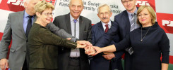 Sześć osób w strojach formalnych łączy dłonie. Kontekst: wydarzenie związane z Politechniką Świętokrzyską.