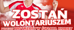 Młoda kobieta z piłką ręczną zachęca do wolontariatu na Mistrzostwach Świata U18 w Piłce Ręcznej Kobiet w Kielcach.