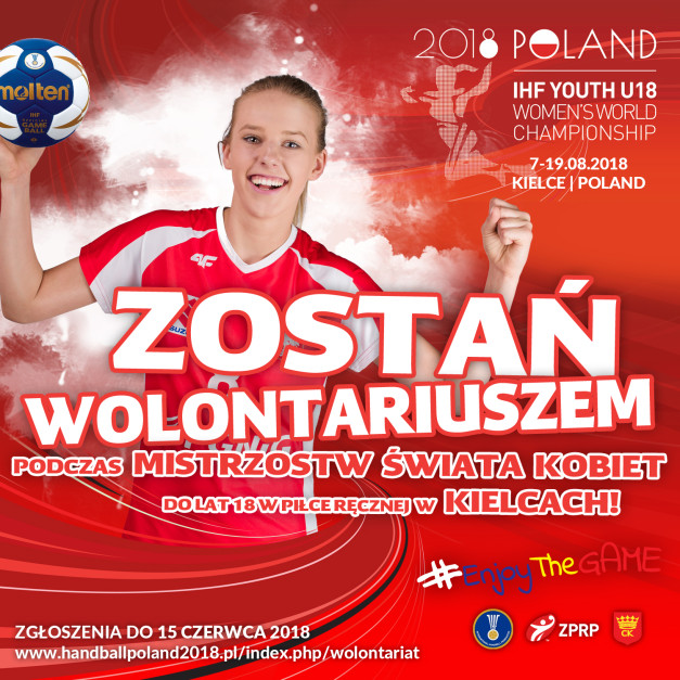 Młoda kobieta z piłką ręczną zachęca do wolontariatu na Mistrzostwach Świata U18 w Piłce Ręcznej Kobiet w Kielcach.
