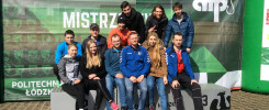 Grupa osób na podium przed banerem "Akademickie Mistrzostwa Politechniki Łódzkiej".